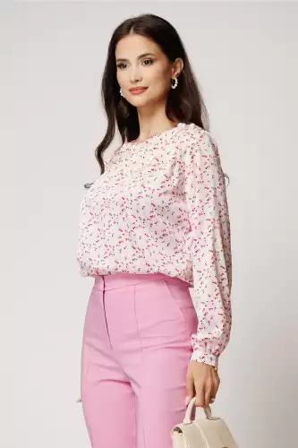 Bluza alba cu flori roz eleganta din voal satinat cu perle pe umar