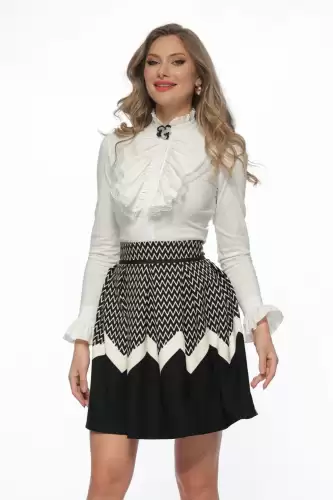 Camasa dama alba cambrata prevazuta nasturi pretiosi si jabou conturat cu dantela