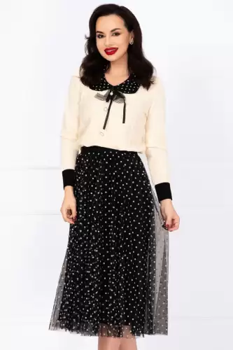 Pulover din tricot ecru Petra cu guler cu buline si brosa detasabila