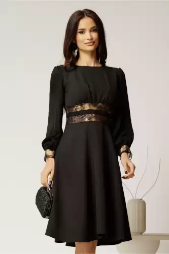 Rochie din stofa fina neagra cu insertii din dantela aurie si bust incretit