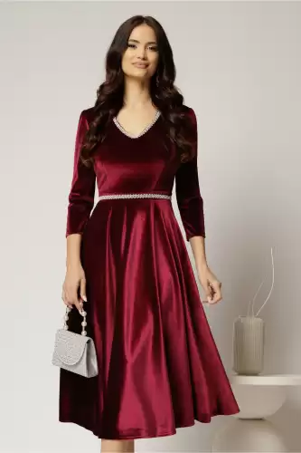 Rochie DY Fashion bordo din catifea cu decolteu in V si talia cu perle