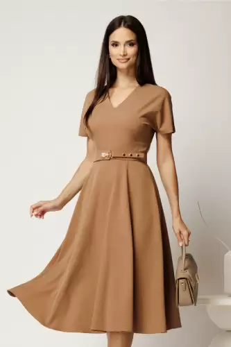 Rochie midi bej din stofa subtire cu croi clos si curea in talie