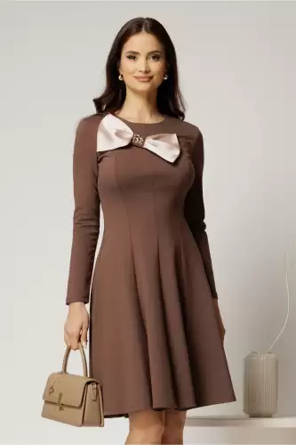 Rochie midi maro in clini cu funda maxi satinata pe bust