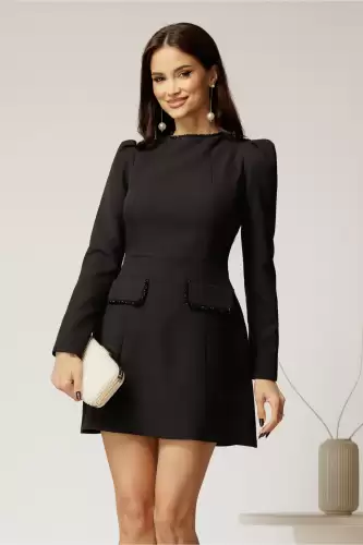 Rochie scurta neagra cu aplicatii la decolteu