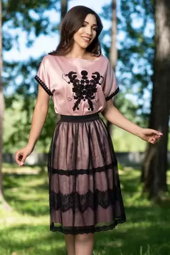 Bluza dama rose cu broderie neagra