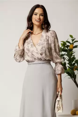 Bluza DY Fashion din satin bej cu imprimeuri florale si decolteu petrecut