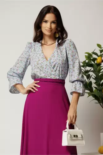 Bluza DY Fashion din satin bleu cu imprimeuri florale si decolteu petrecut