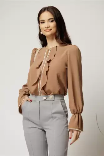 Bluza DY Fashion maro camel cu volanase si perle elegante din voal plin