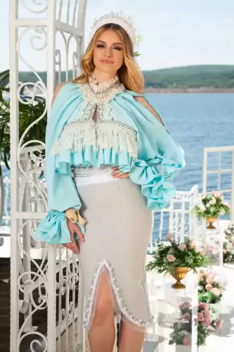 Bluza eleganta bleu ciel cu perle cusute manual si dantela pretioasa