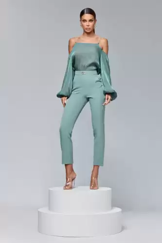 Bluza eleganta cu decolteu drept si bretele din lant