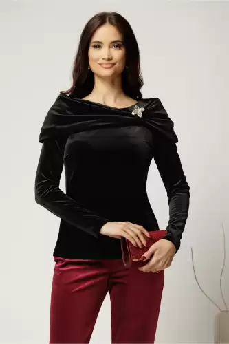 Bluza eleganta din catifea neagra cu brosa la decolteu