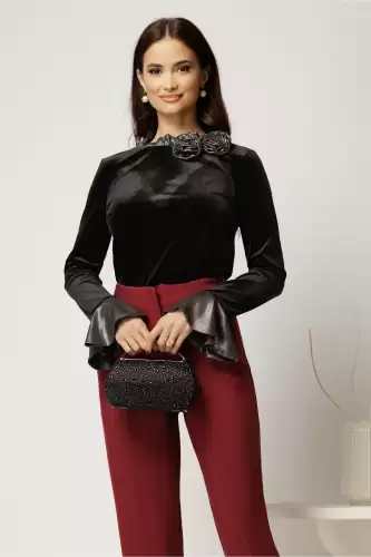 Bluza neagra din catifea cu detaliu floral si guler incretit