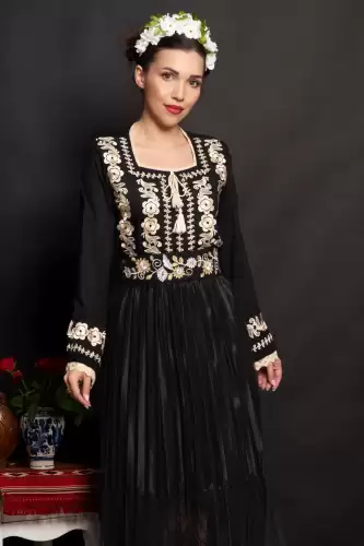 Brau traditional Marcela cu flori bej brodate