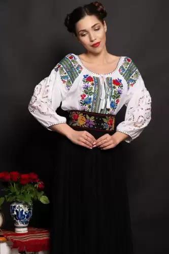 Brau traditional Stefania cu trandafiri brodati