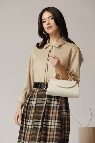 Camasa casual din stofa catifelata bej cu nasturi ascunsi.