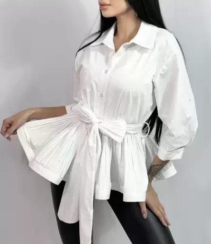 Camasa dama alba cu croiala deosebita si pliseuri in partea de jos