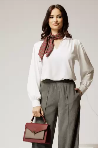 Camasa dama alba cu decolteu adanc si maneca lunga