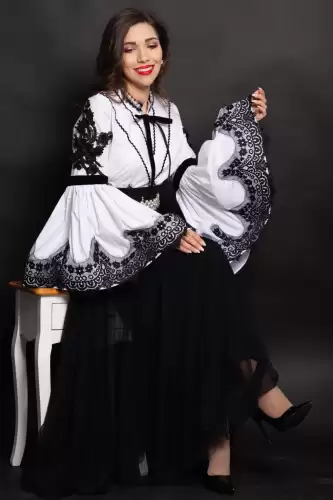 Camasa eleganta de inspiratie traditionala Elizabeth cu maneci tip clopot si broderie neagra