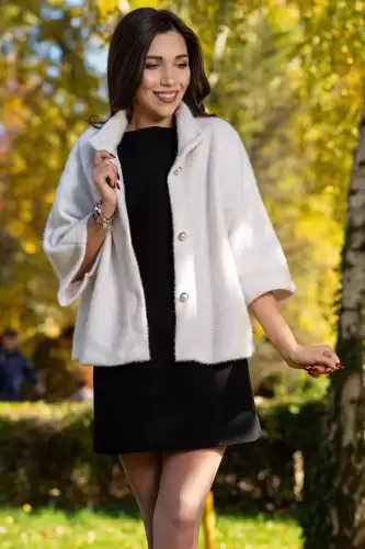 Capa dama eleganta crem cu nasturi tip perla