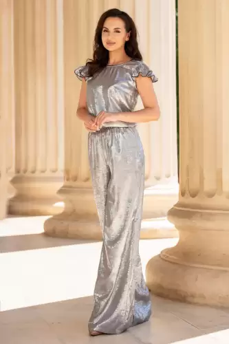 Compleu argintiu cu pantaloni evazati si bluza cu volan