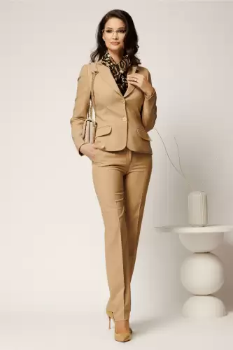 Compleu bej cu dungi din stofa cu sacou si pantaloni