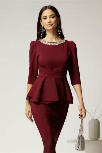 Compleu elegant din stofa bordo cu peplum si strasuri la decolteu