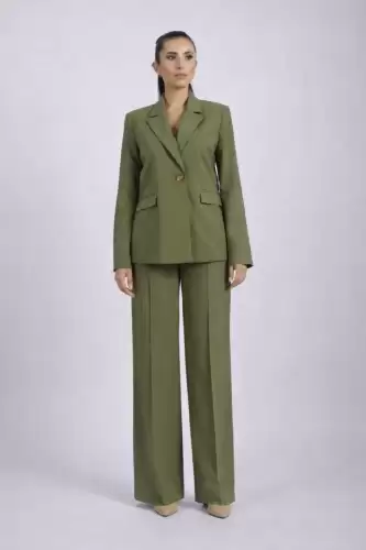 Compleu elegant kaki cu pantaloni largi si sacou drept cu inchidere la doi nasturi