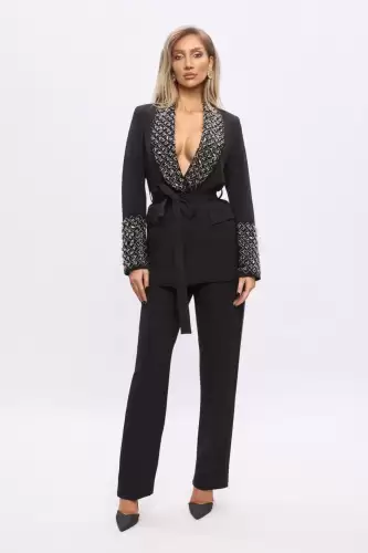 Compleu elegant negru format din doua piese accesorizat cu strasuri si cordon detasabil