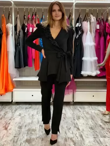 Compleu elegant negru prevazut cu sacou elegant cu volane si broderie pretioasa