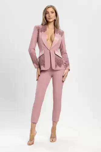 Compleu elegant roz prafuit cu broderie pretiosa