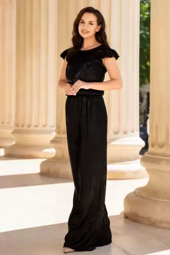 Compleu negru cu pantaloni evazati si bluza cu volane