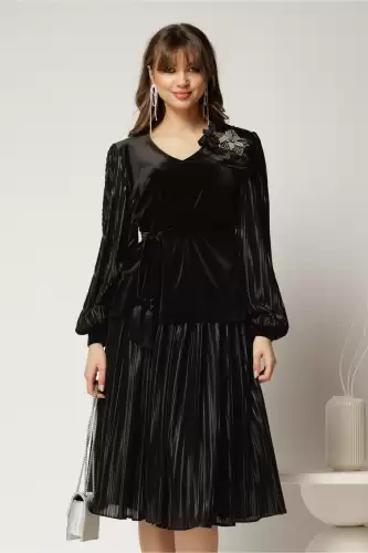 Compleu negru din bluza din catifea si fusta plisata satinata
