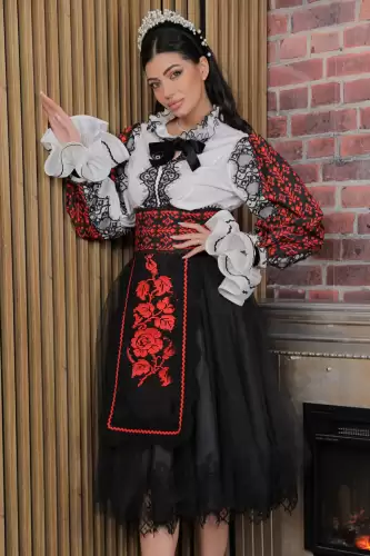 Fota traditionala Flori de Sanziene cu broderie rosie