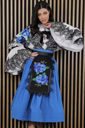 Fota traditionala Flori de Sanziene