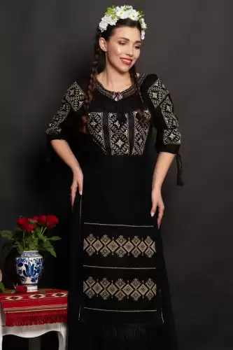 Fota traditionala Nadia brodata cu simbolul rombului