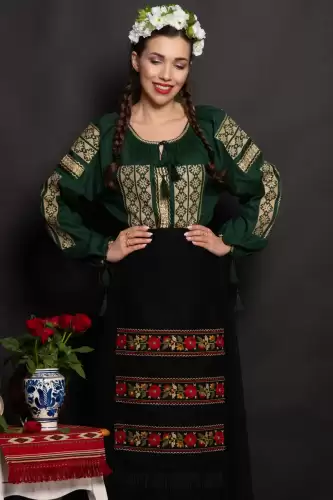 Fota traditionala Sabrina cu flori brodate