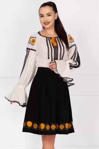 Fusta dama neagra in clos cu flori galbene brodate