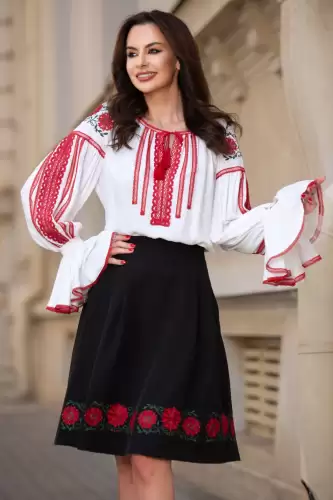 Fusta dama neagra in clos cu flori rosii brodate