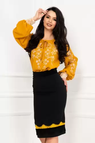 Fusta neagra conica cu dantela mustar aplicata la terminatie