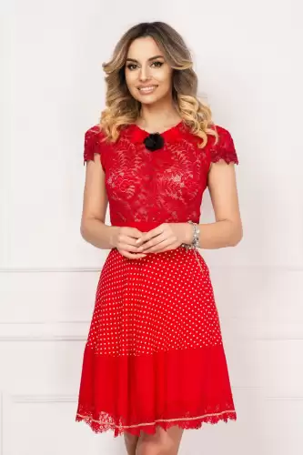 Fusta rosie cu buline si aplicatii din dantela