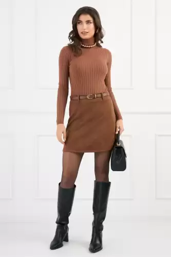 Fusta scurta din stofa catifelata maro camel cu croi evazat si curea in talie