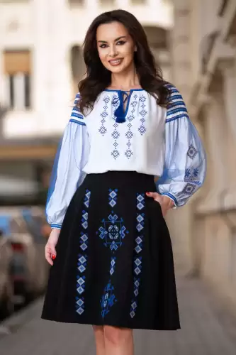 Fusta traditionala neagra in clos brodata cu simbolul rombului