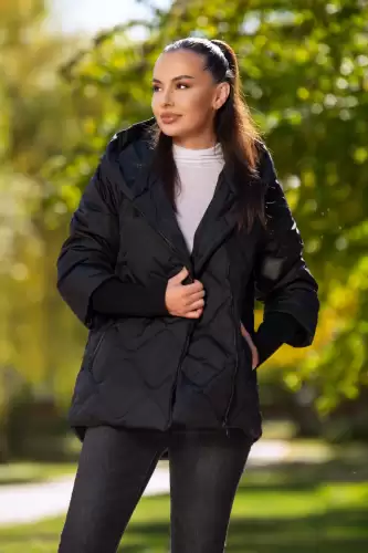 Geaca neagra matlasata Medeea cu mansete din tricot si gluga