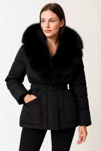 Geaca neagra prevazuta cu blana naturala detasabila si centura pe elastic