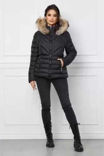 Geaca scurta neagra cu blanita naturala la gluga