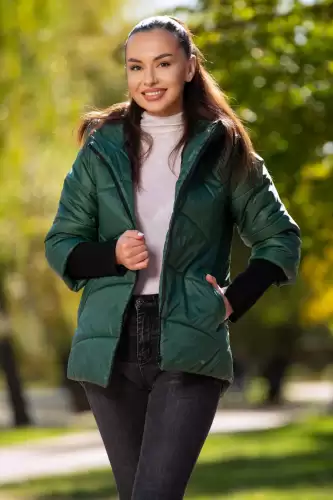 Geaca verde matlasata Denisa cu mansete din tricot si gluga