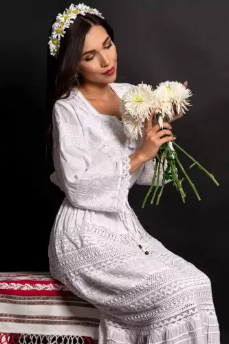 Ie alba Bucovineana din bumbac Ana-Maria brodata cu simbolul ancestral al stelei