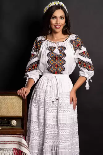 Ie alba cu broderie multicolora Ilinca cu motivul rombului