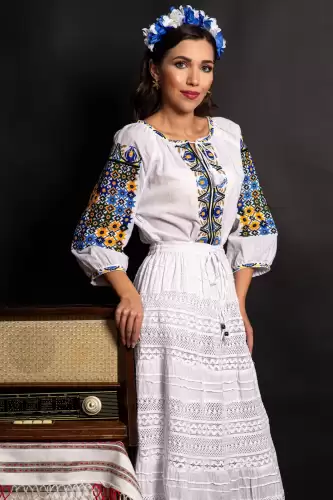 Ie alba din bumbac Lavinia cu simboluri traditionale brodate