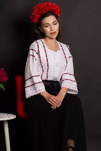 Ie bucovineana alba din bumbac cu floricele brodate